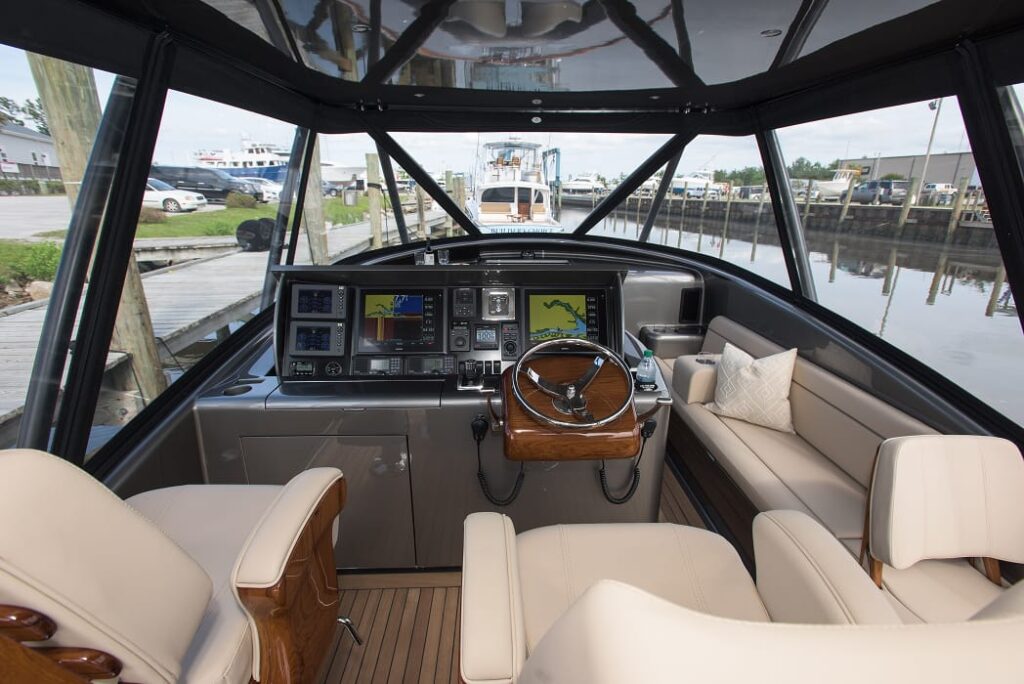 46 JBBW Hull 61_pc Scott Taylor_Helm 1