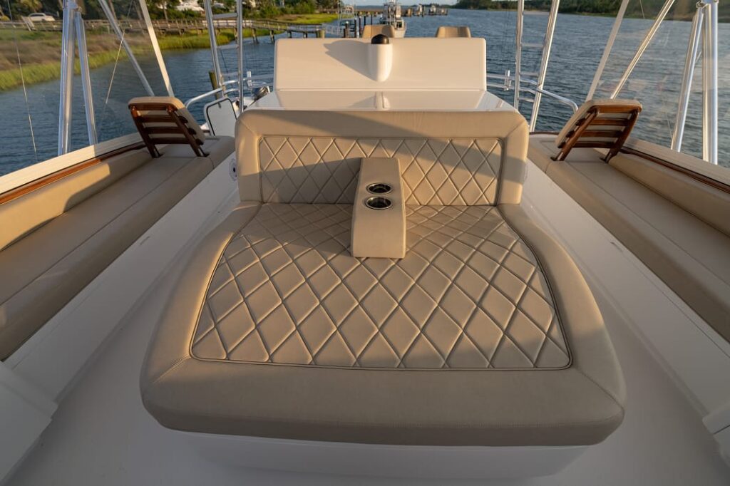 67_JBBW_Hull 66_Sea Wish_pc Luke Pearson_Bridge Seating-Lounge 1