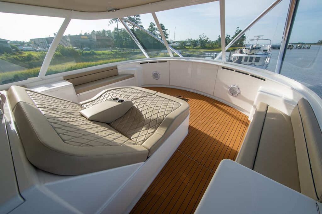 84 JBBW Hull 60_Reel Development_pc Luke Pearson_Bridge Lounge-Fwd Seating 1
