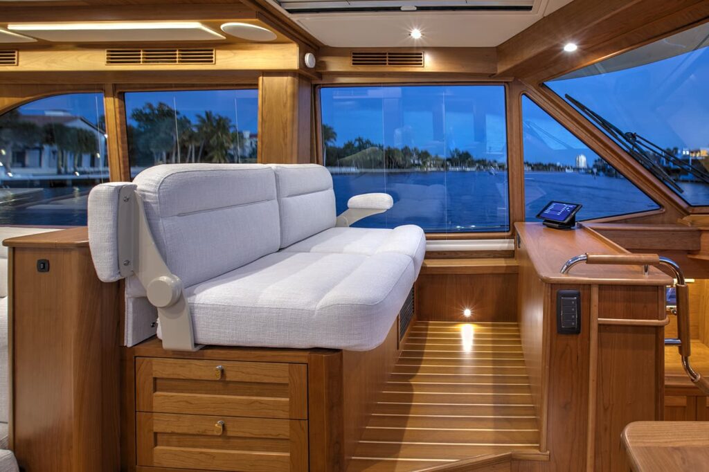 Sabre-58-Salon-Express-Interior-04