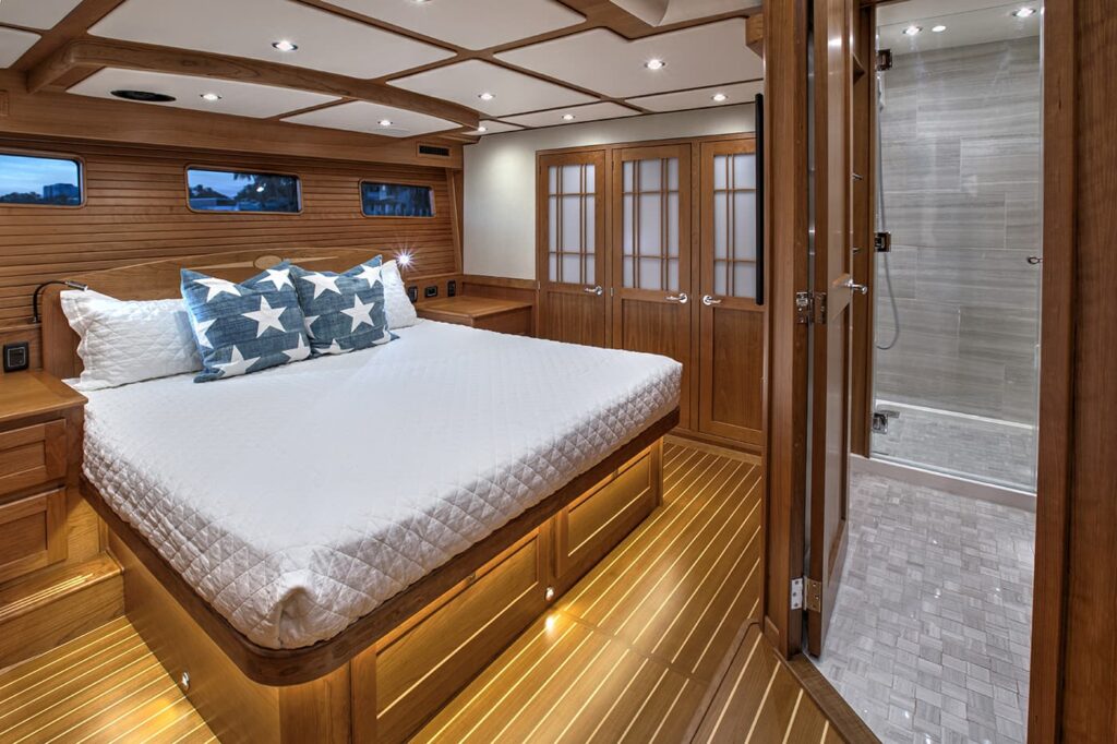 Sabre-58-Salon-Express-Interior-05
