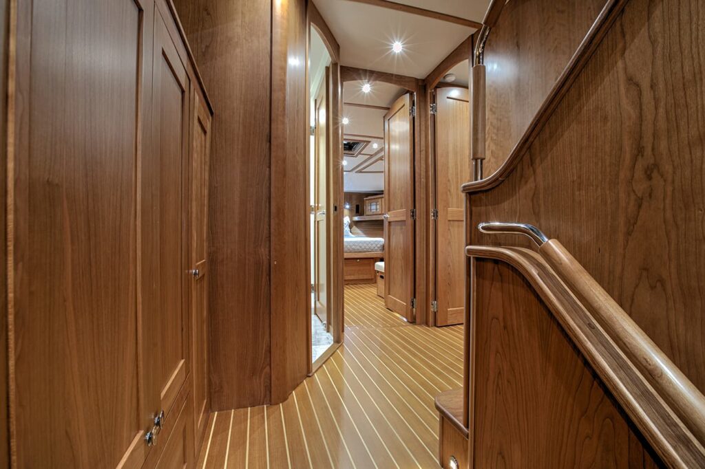 Sabre-58-Salon-Express-Interior-06
