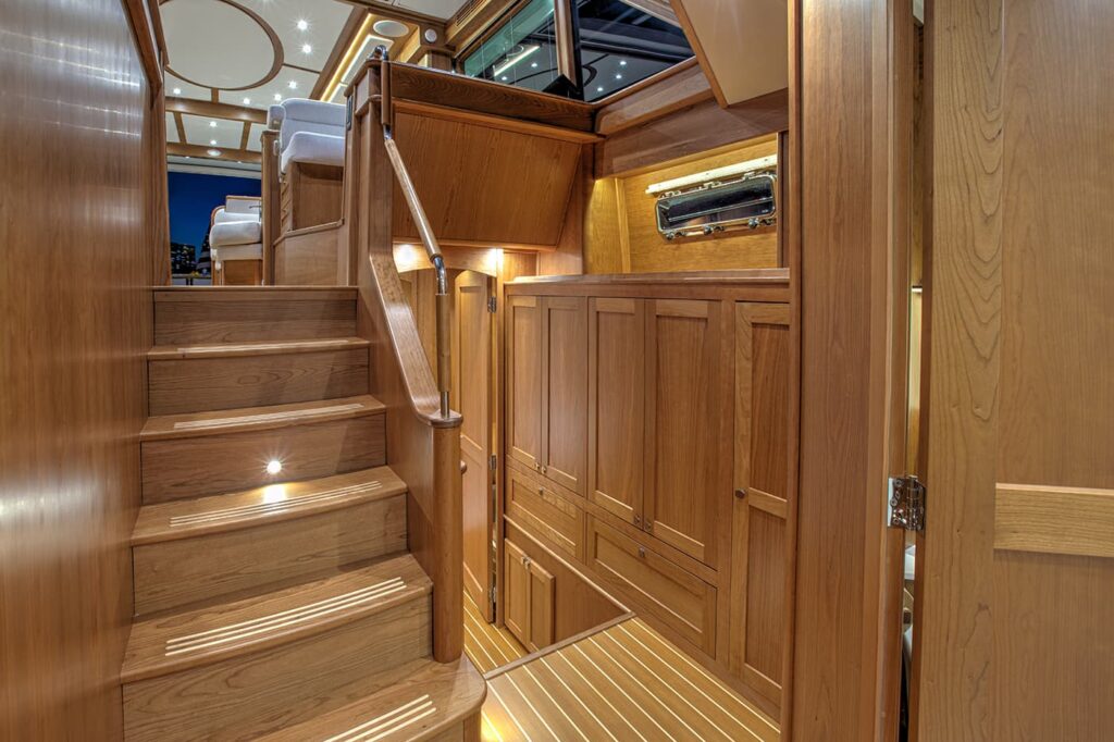 Sabre-58-Salon-Express-Interior-07