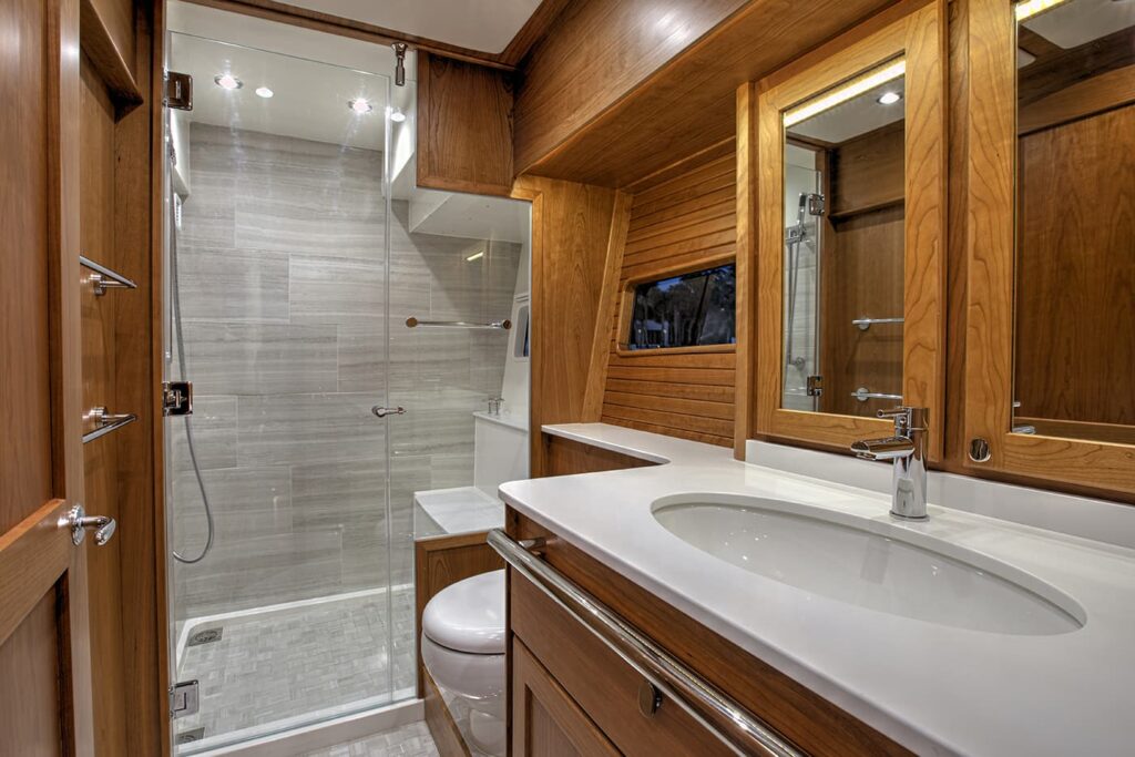 Sabre-58-Salon-Express-Interior-08