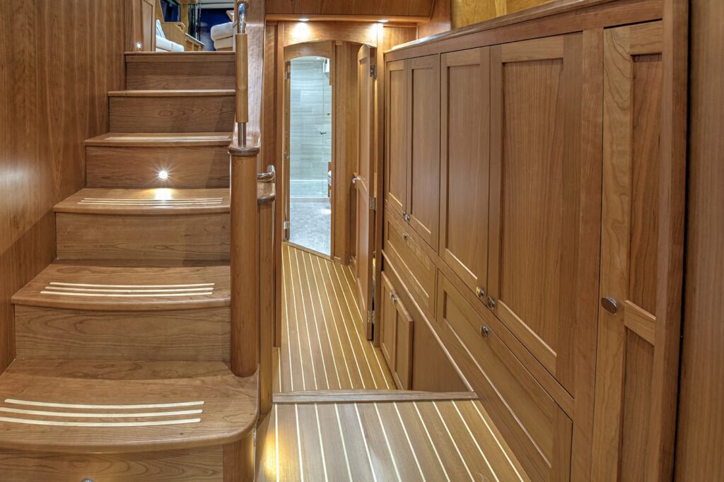 Sabre-58-Salon-Express-Interior-09