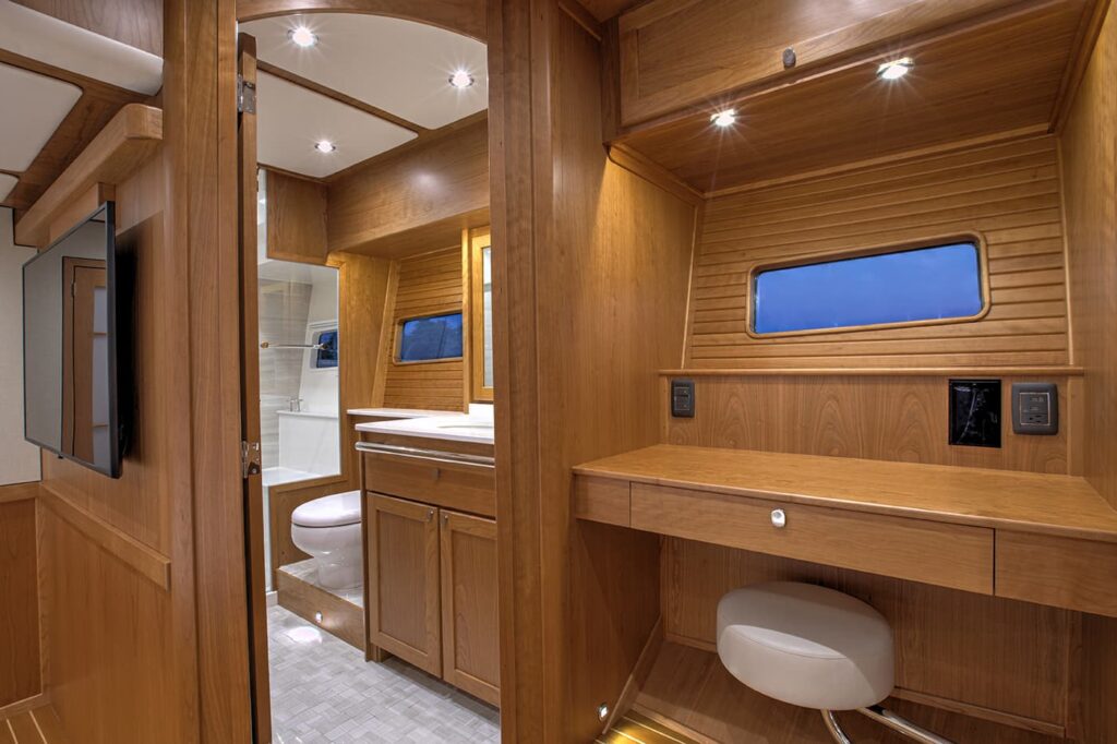 Sabre-58-Salon-Express-Interior-10