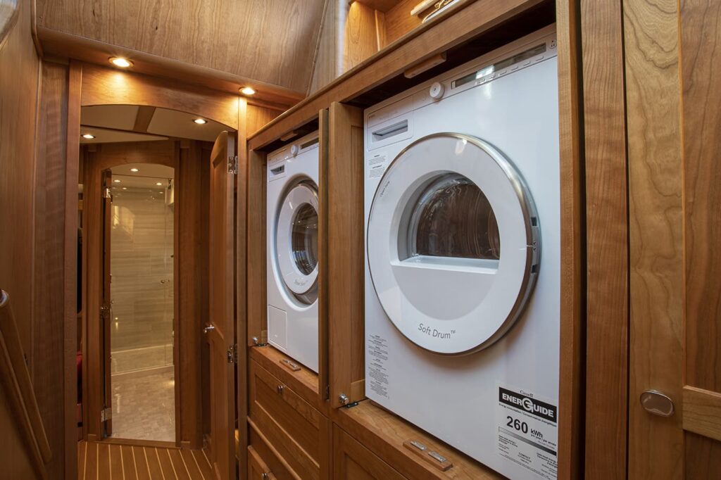 Sabre-58-Salon-Express-Interior-11