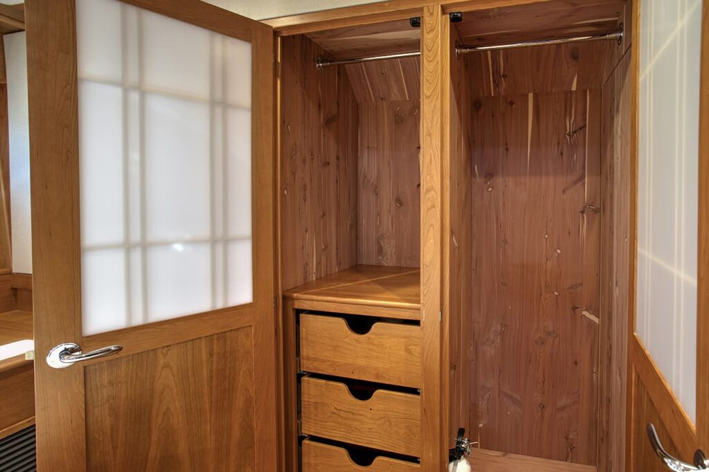 Sabre-58-Salon-Express-Interior-12