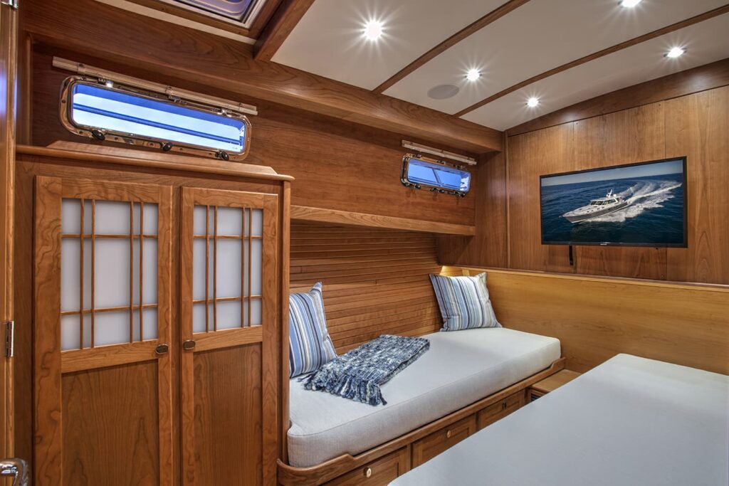 Sabre-58-Salon-Express-Interior-13