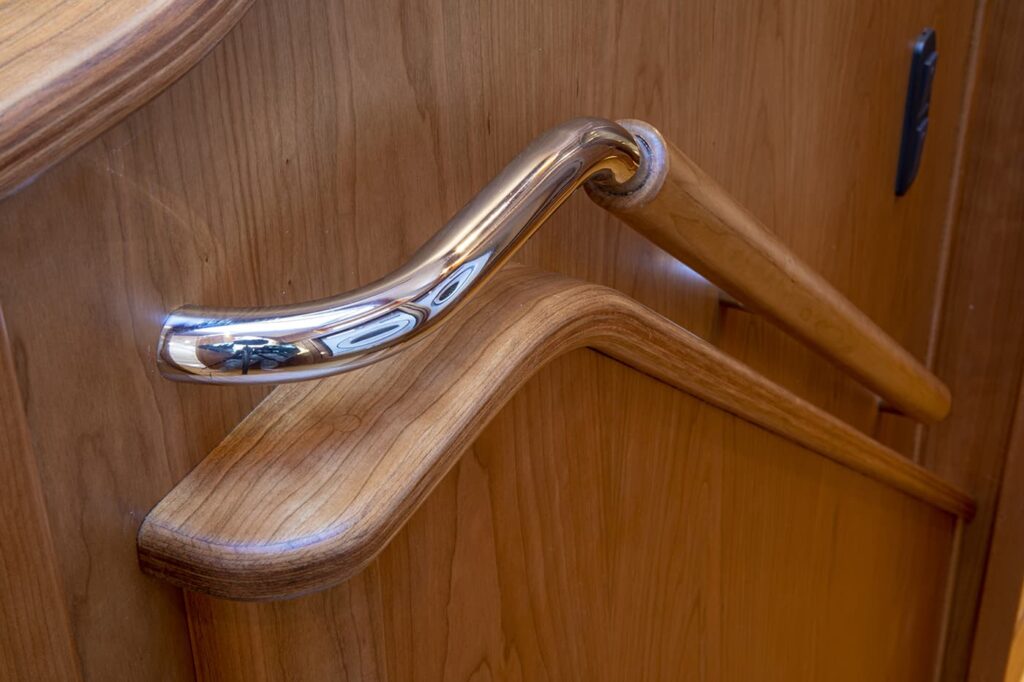 Sabre-58-Salon-Express-Interior-16